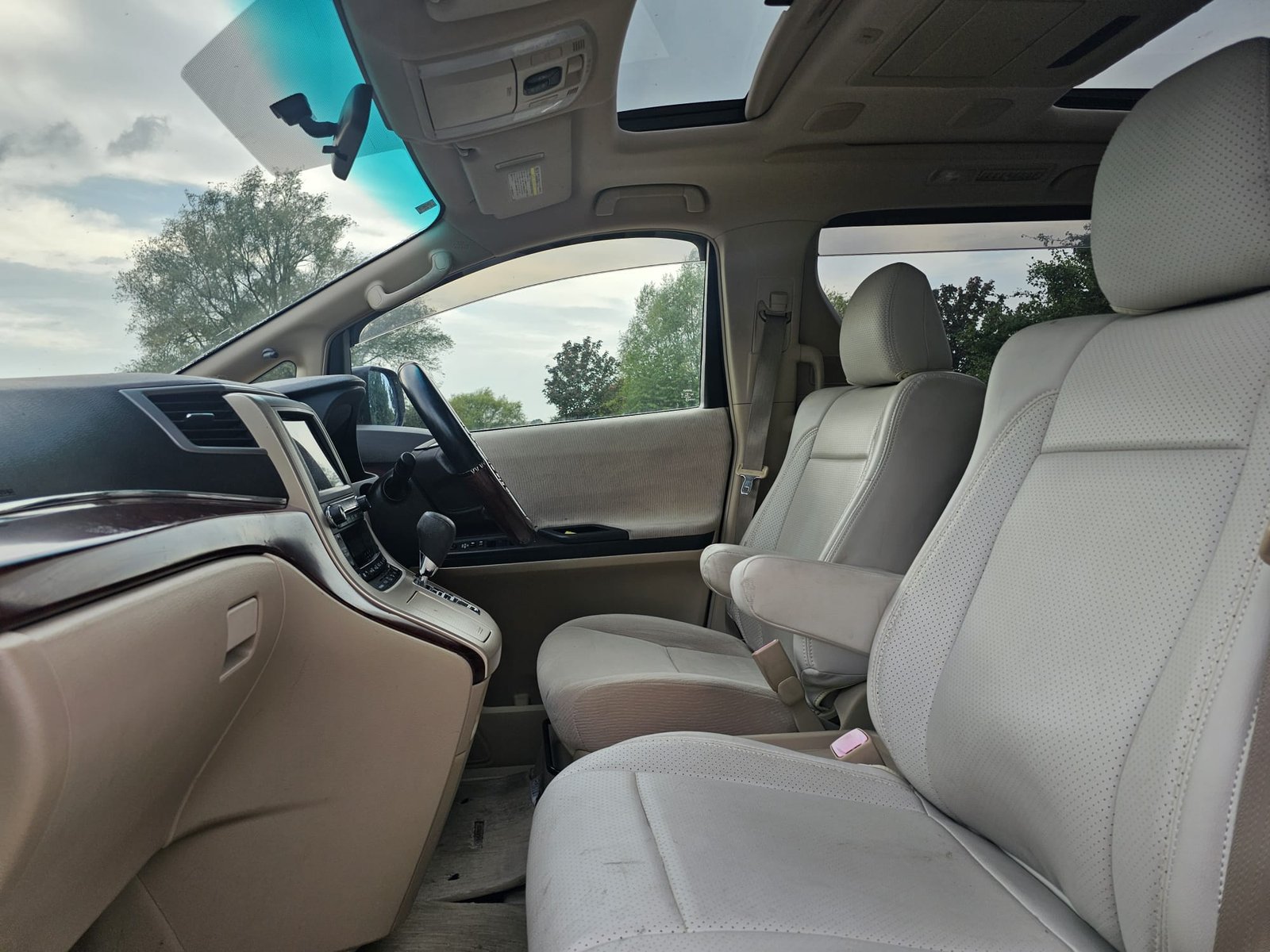 TOYOTA ALPHARD 2.4 Auto 7 Speed CVT Double Sunroof 8 Seater MPV