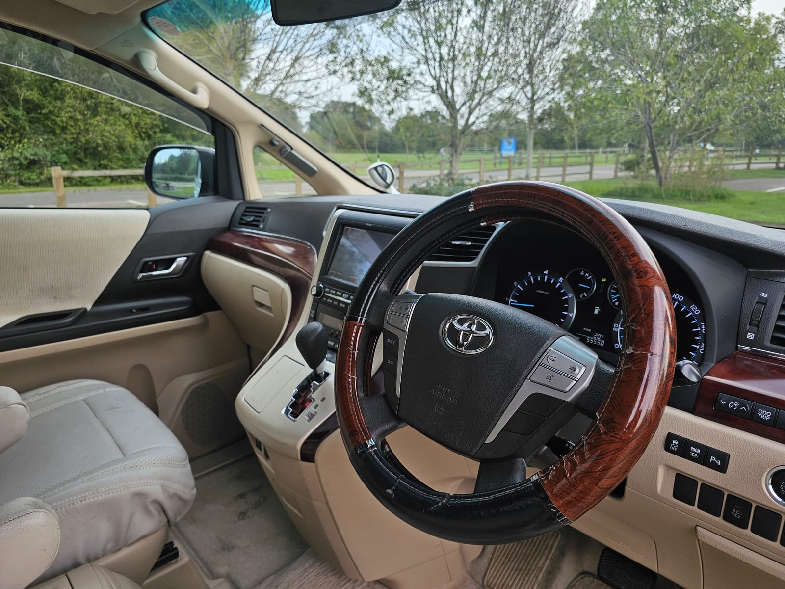 TOYOTA ALPHARD 2.4 Auto 7 Speed CVT Double Sunroof 8 Seater MPV