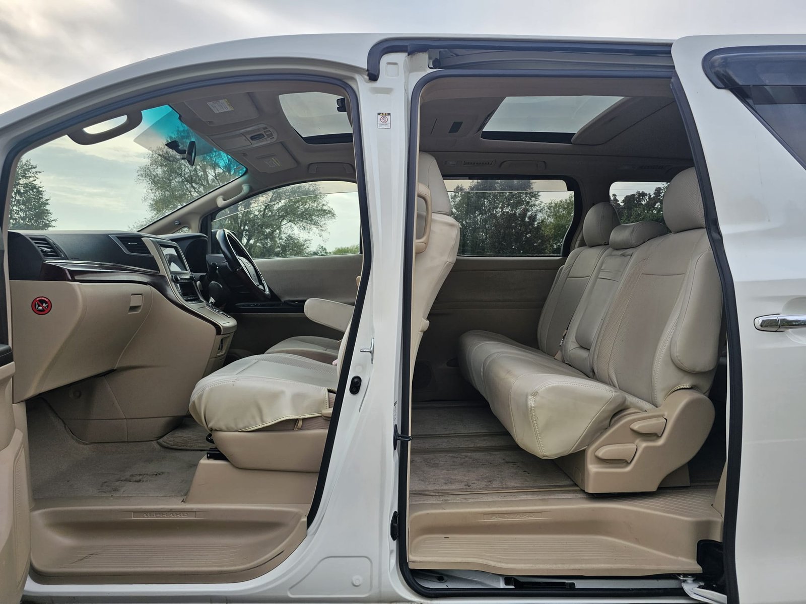 TOYOTA ALPHARD 2.4 Auto 7 Speed CVT Double Sunroof 8 Seater MPV