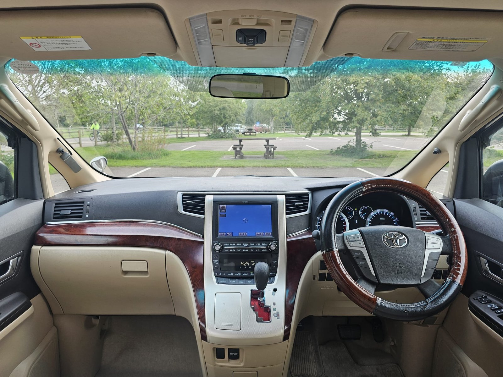 TOYOTA ALPHARD 2.4 Auto 7 Speed CVT Double Sunroof 8 Seater MPV