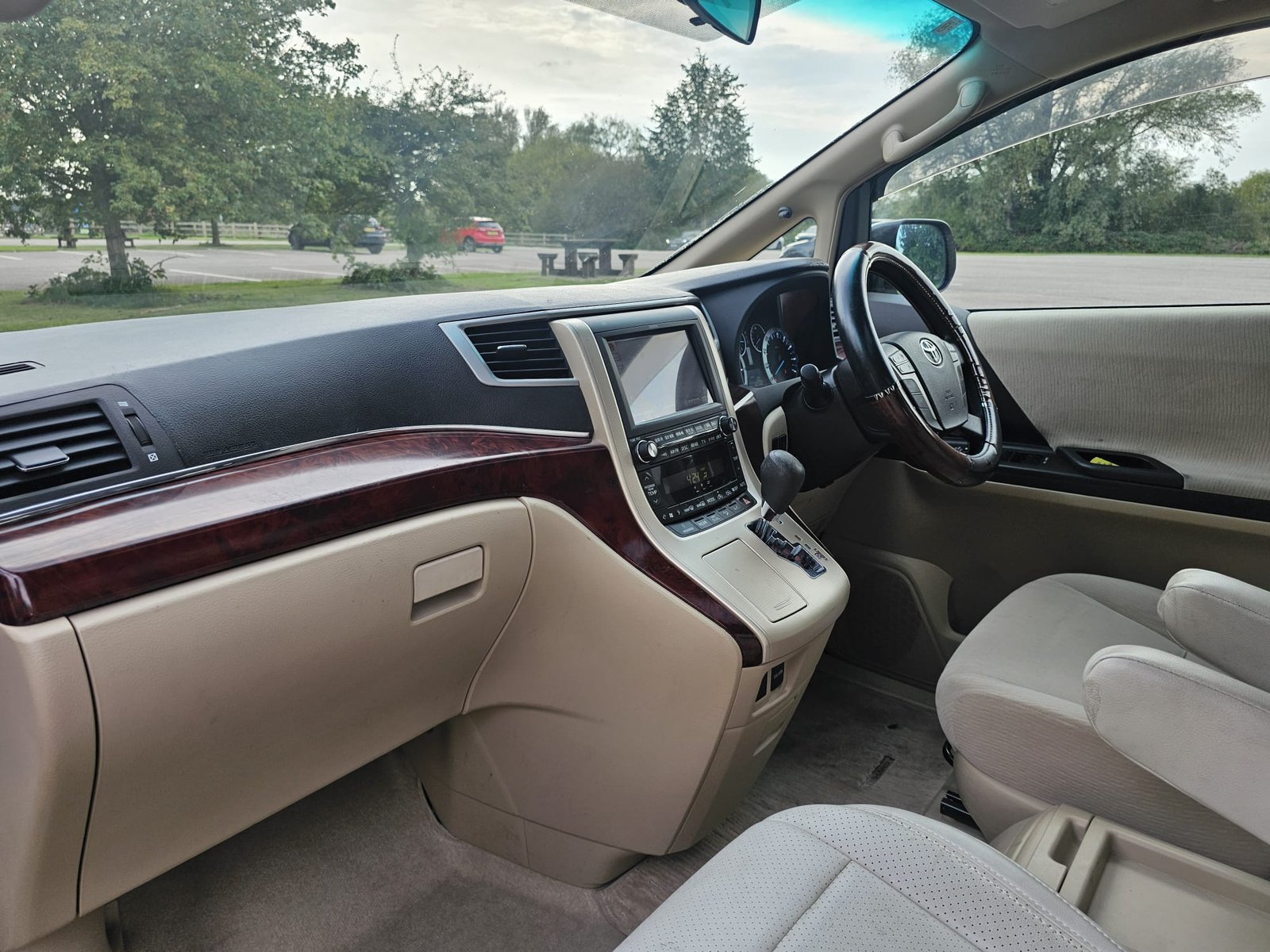 TOYOTA ALPHARD 2.4 Auto 7 Speed CVT Double Sunroof 8 Seater MPV