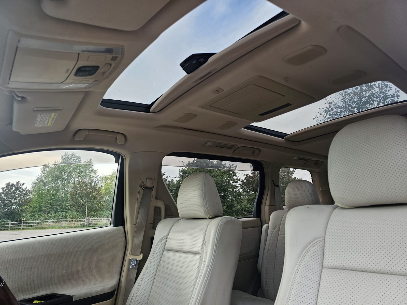 TOYOTA ALPHARD 2.4 Auto 7 Speed CVT Double Sunroof 8 Seater MPV