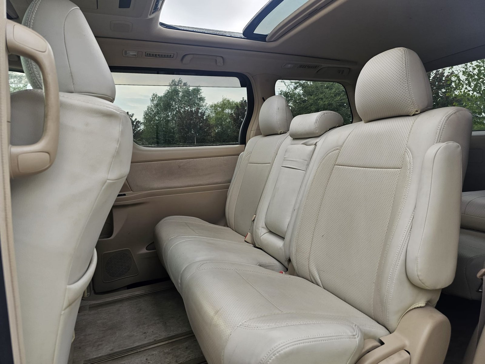 TOYOTA ALPHARD 2.4 Auto 7 Speed CVT Double Sunroof 8 Seater MPV