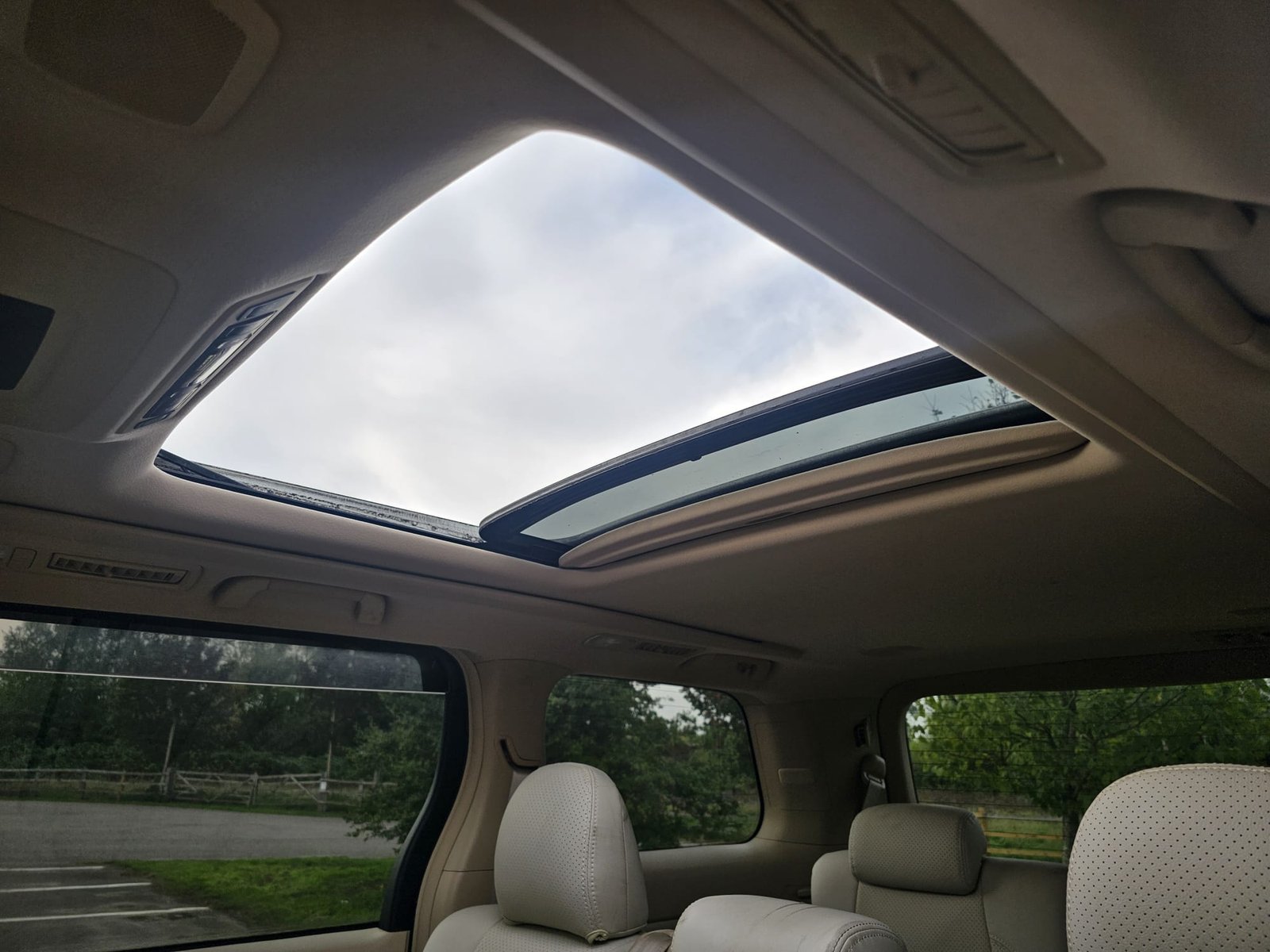 TOYOTA ALPHARD 2.4 Auto 7 Speed CVT Double Sunroof 8 Seater MPV