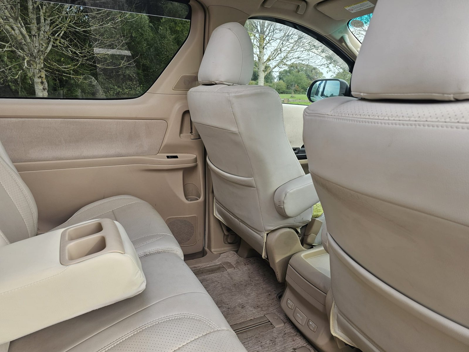 TOYOTA ALPHARD 2.4 Auto 7 Speed CVT Double Sunroof 8 Seater MPV