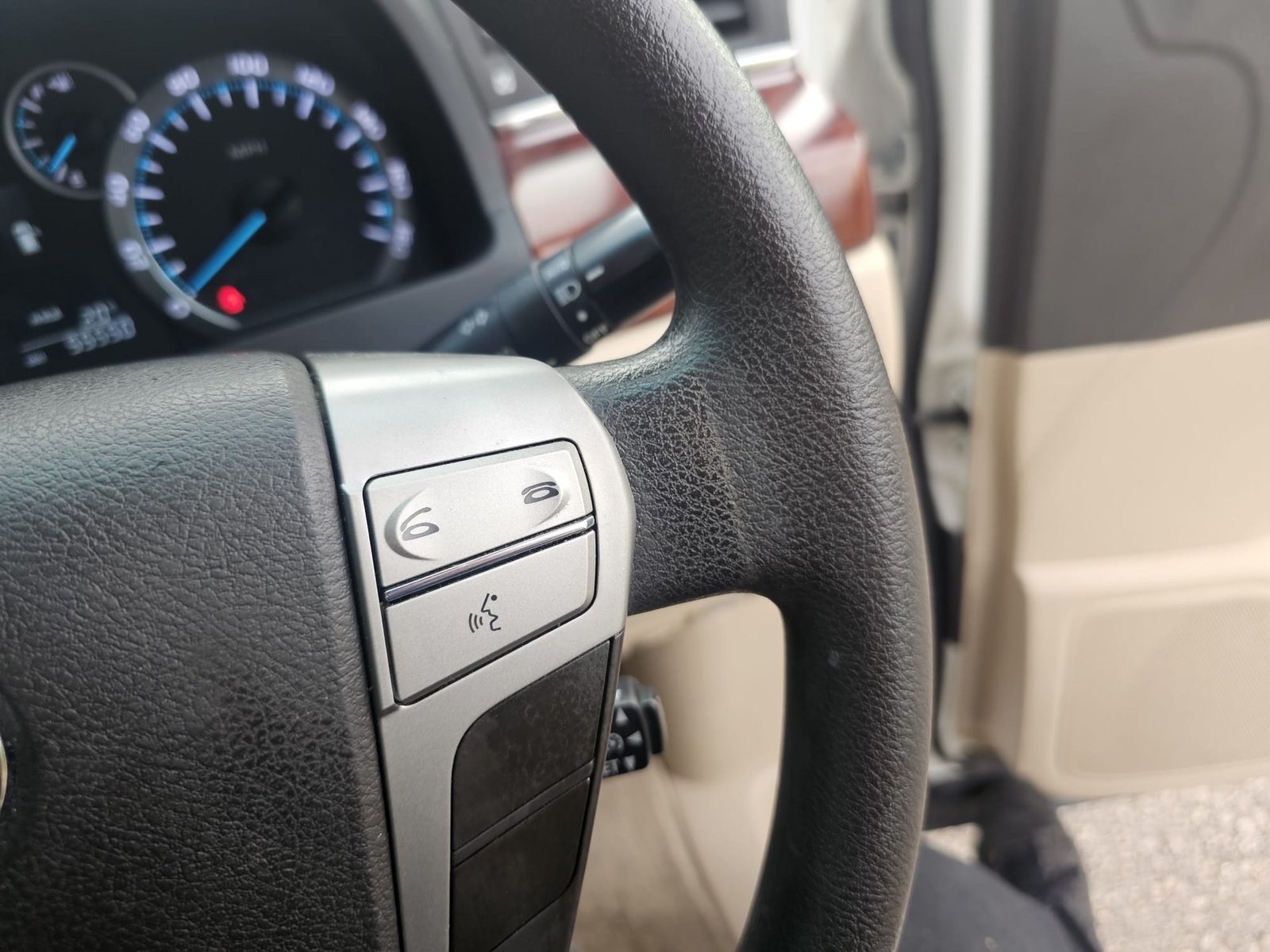 TOYOTA ALPHARD 2.4 Auto 7 Speed CVT Double Sunroof 8 Seater MPV