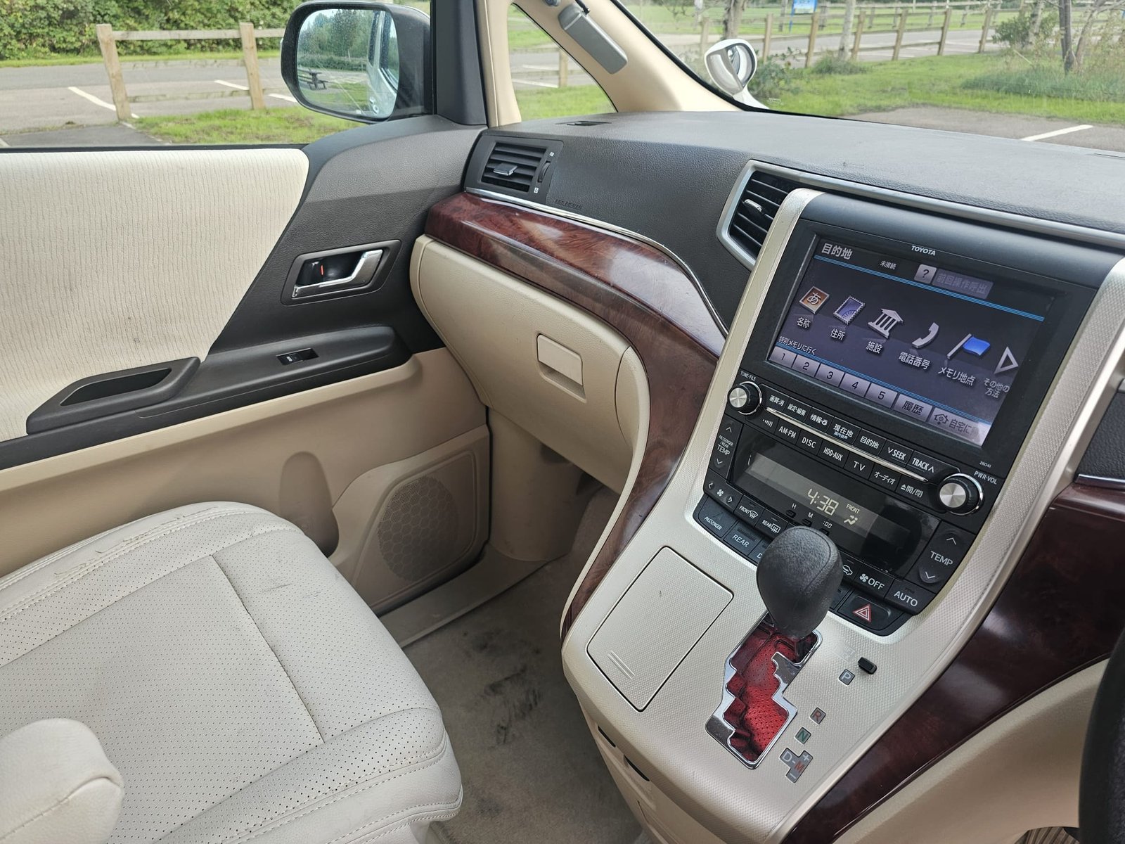 TOYOTA ALPHARD 2.4 Auto 7 Speed CVT Double Sunroof 8 Seater MPV
