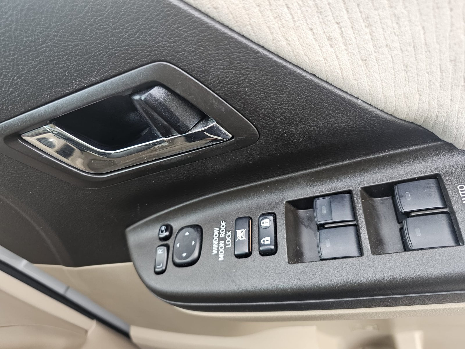 TOYOTA ALPHARD 2.4 Auto 7 Speed CVT Double Sunroof 8 Seater MPV