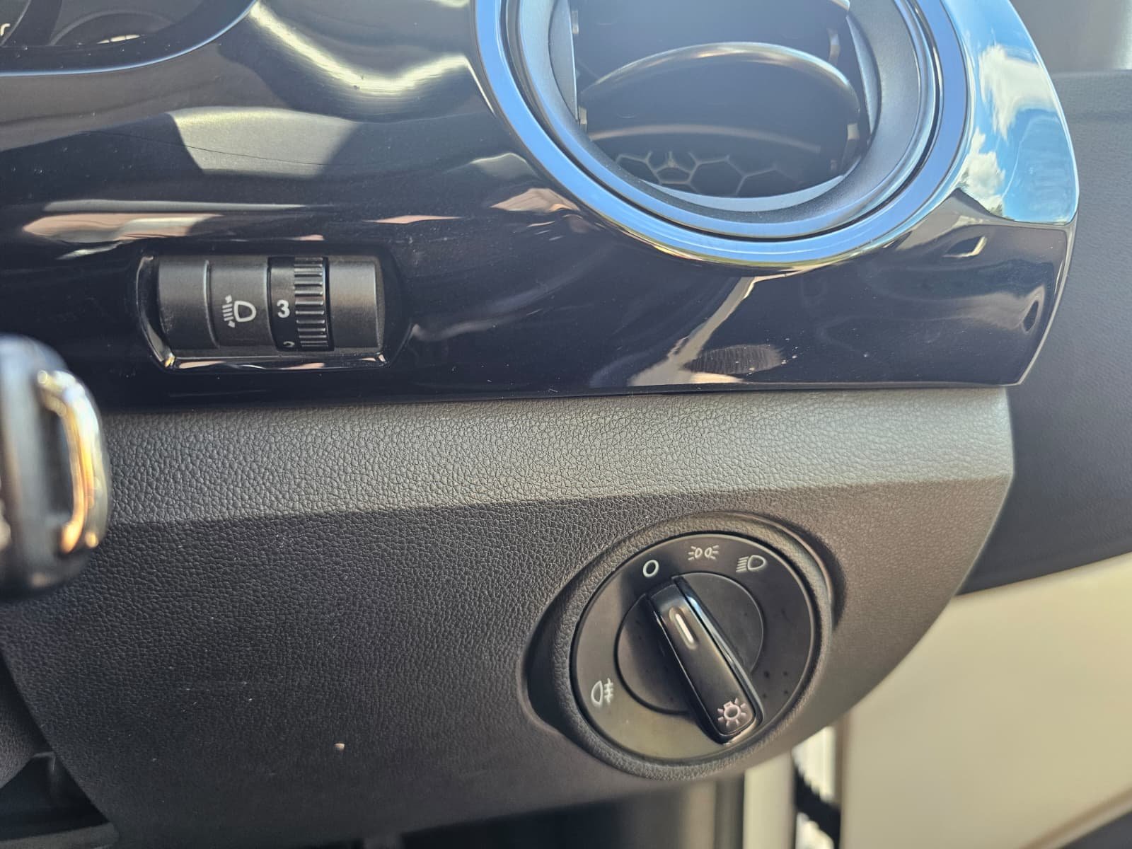VOLKSWAGEN UP High Up! 1.0L Auto ASG 5dr