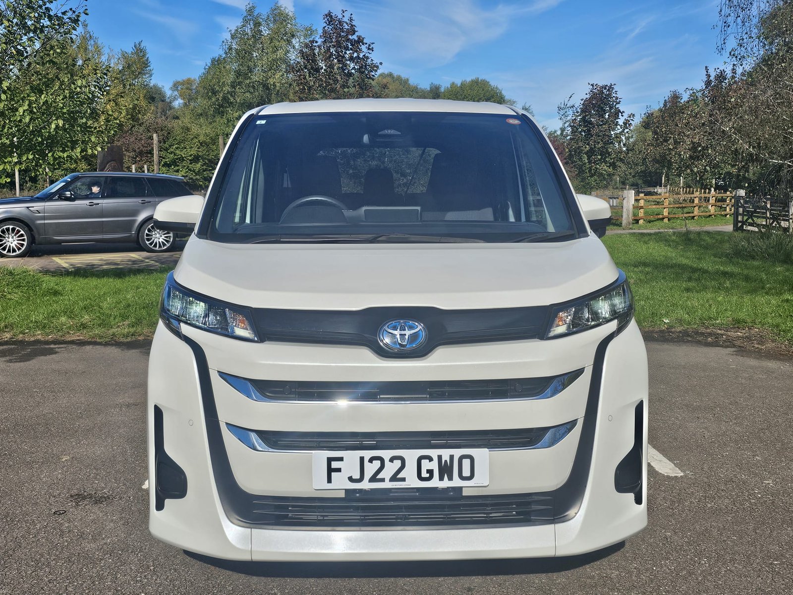 Toyota Noah 1.8h Auto Hybrid 8 Seater MPV ACC