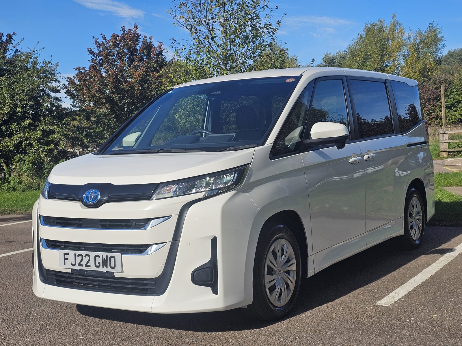 Toyota Noah 1.8h Auto Hybrid 8 Seater MPV ACC