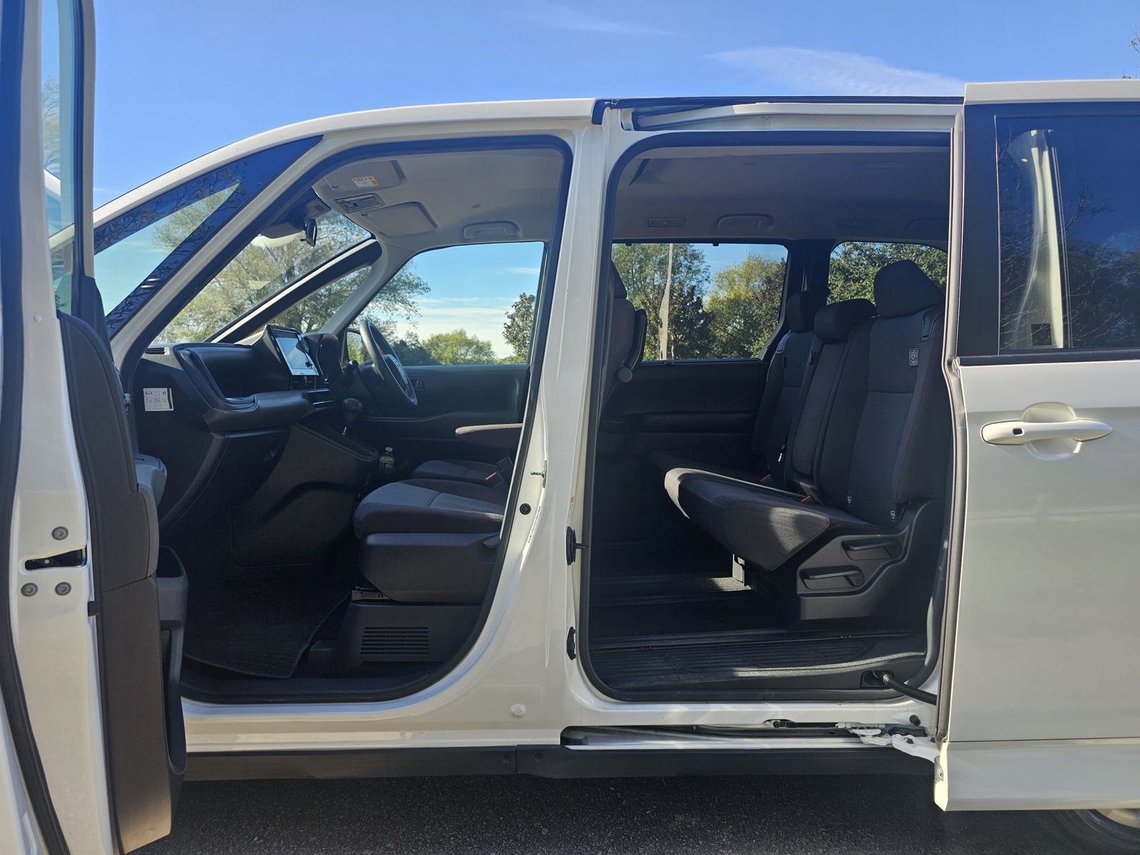 Toyota Noah 1.8h Auto Hybrid 8 Seater MPV ACC