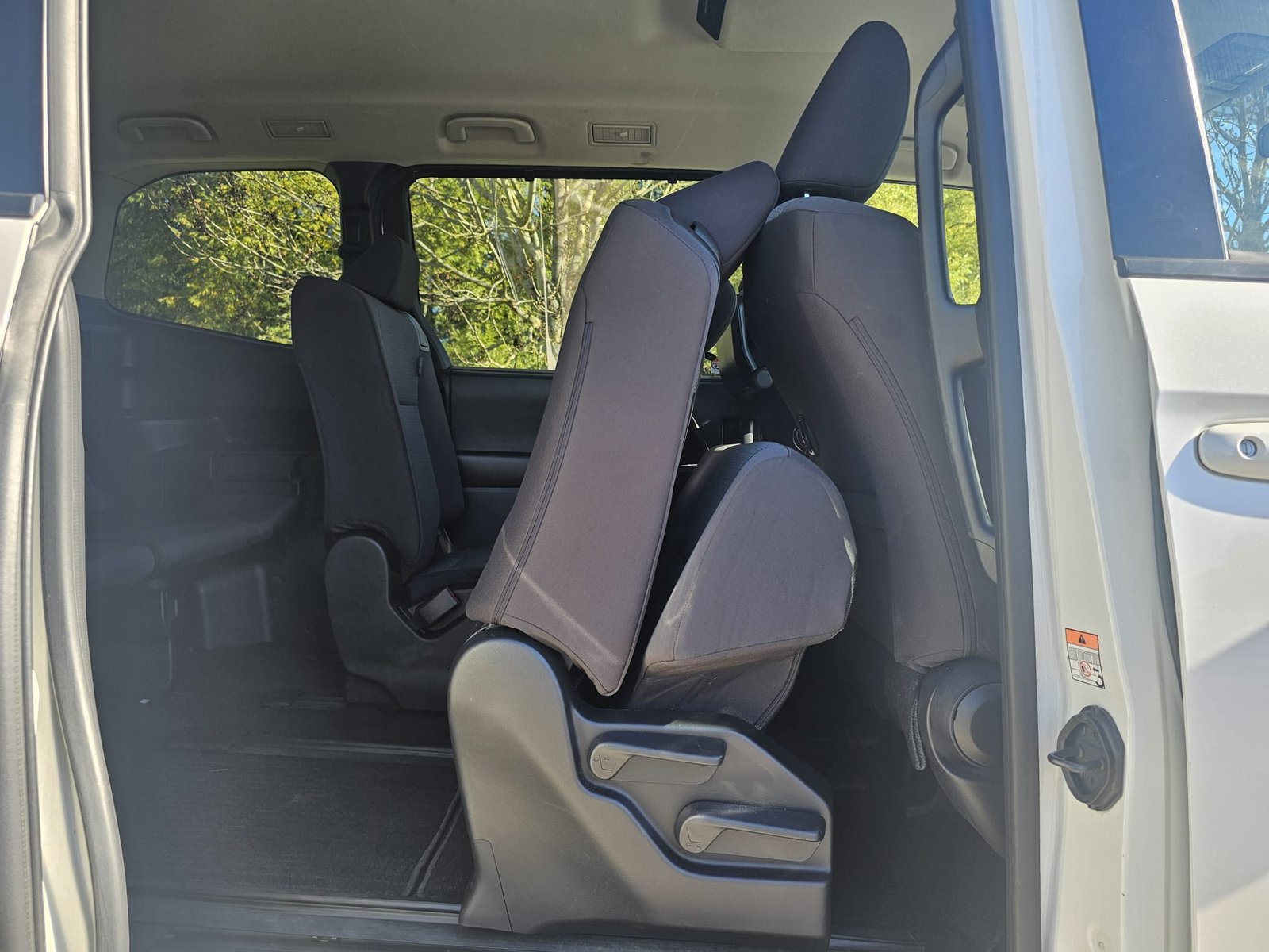 Toyota Noah 1.8h Auto Hybrid 8 Seater MPV ACC