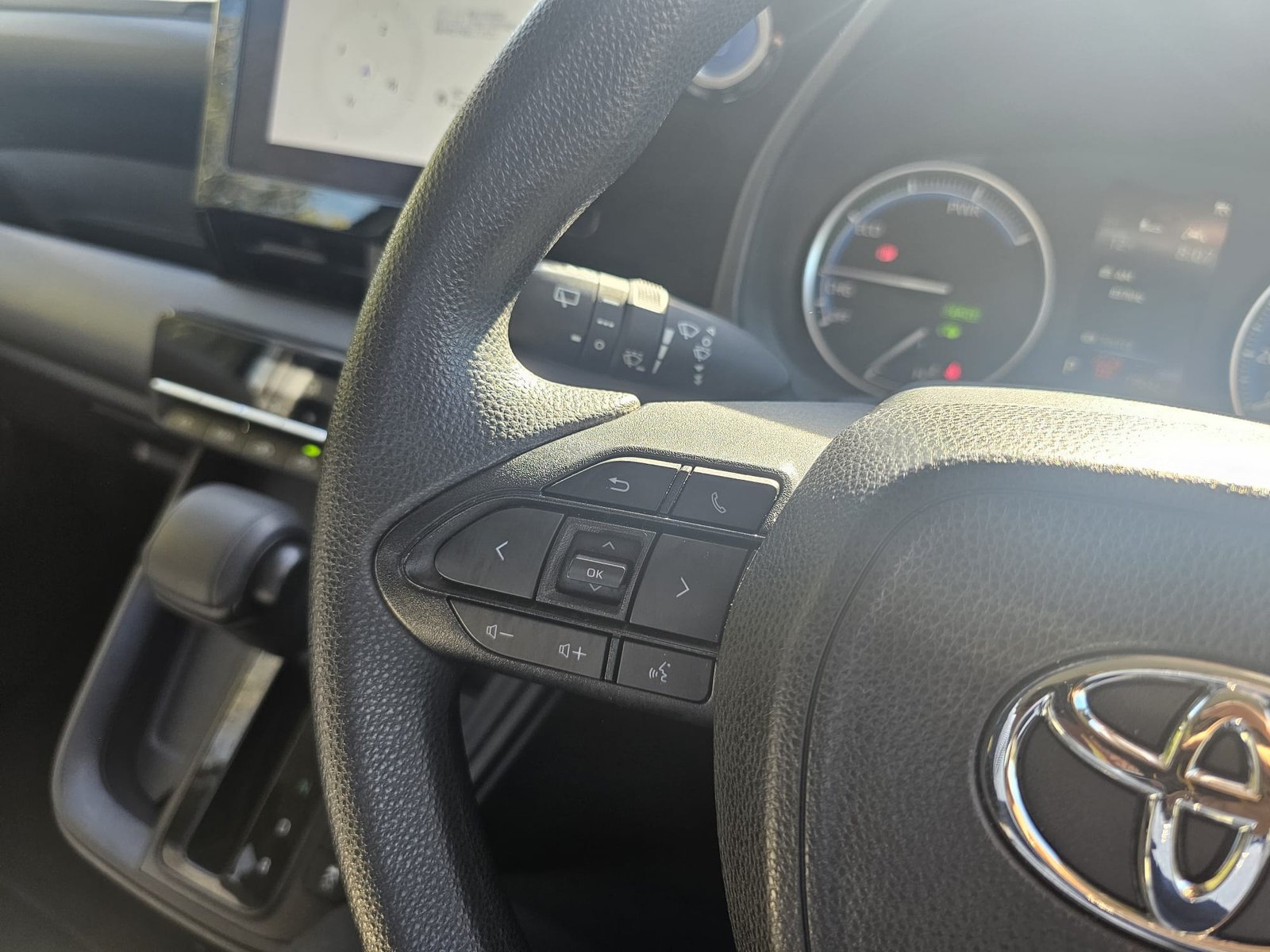 Toyota Noah 1.8h Auto Hybrid 8 Seater MPV ACC