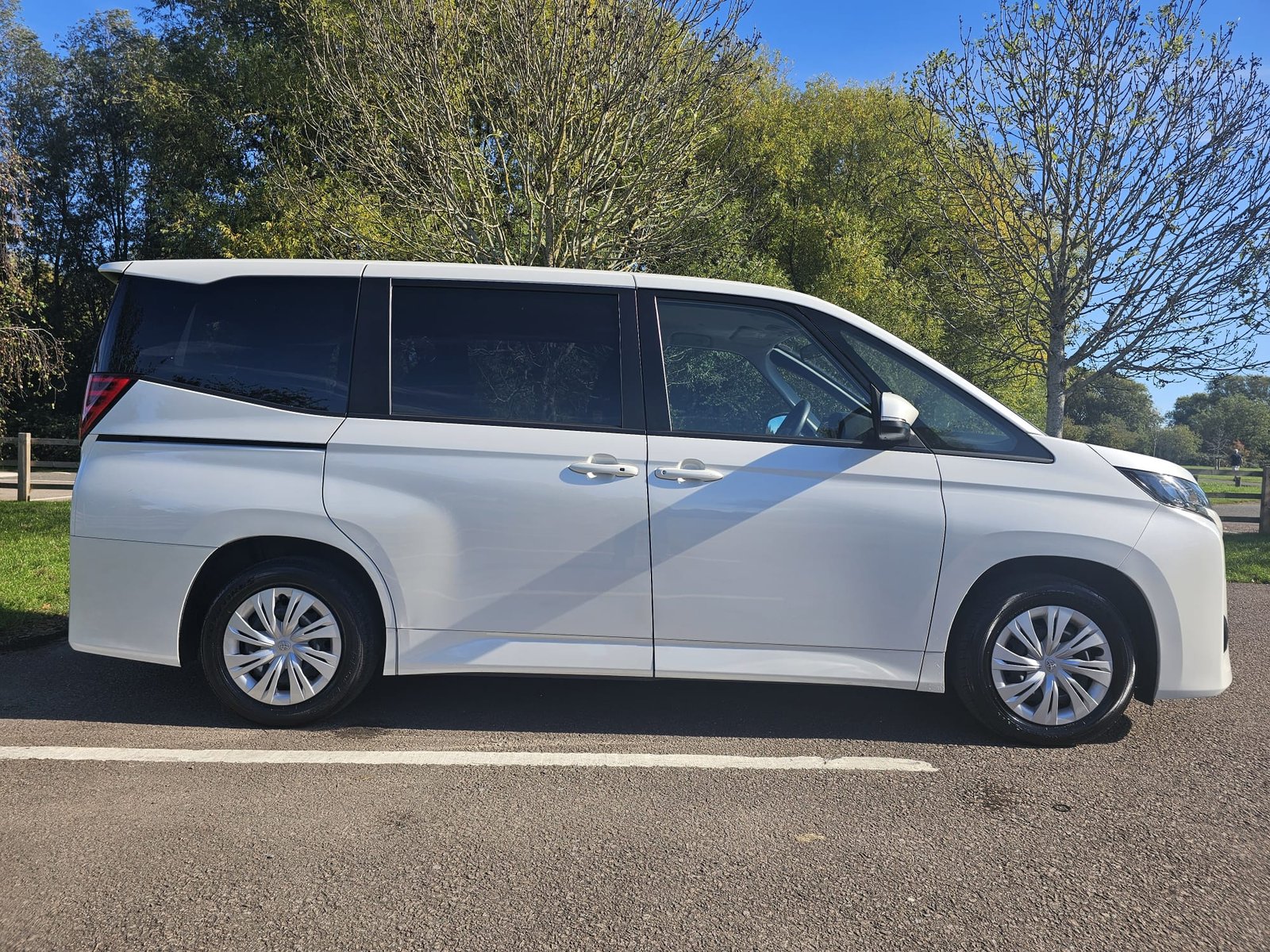 Toyota Noah 1.8h Auto Hybrid 8 Seater MPV ACC