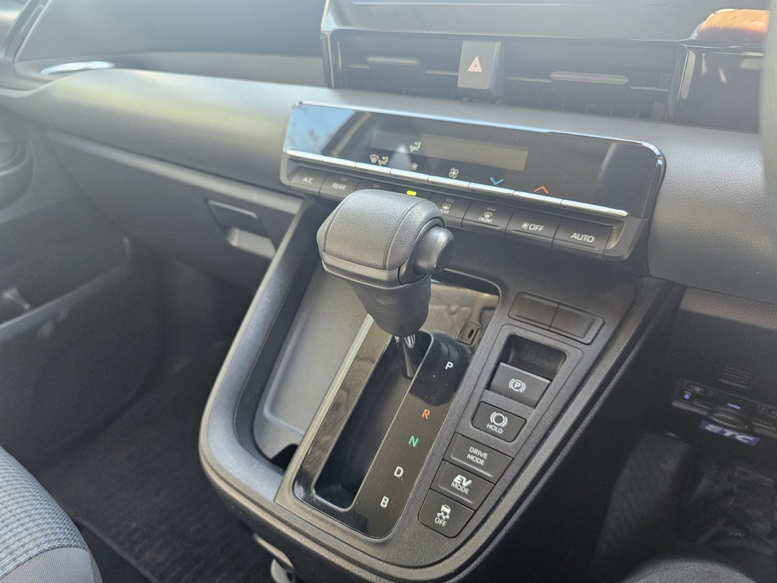 Toyota Noah 1.8h Auto Hybrid 8 Seater MPV ACC