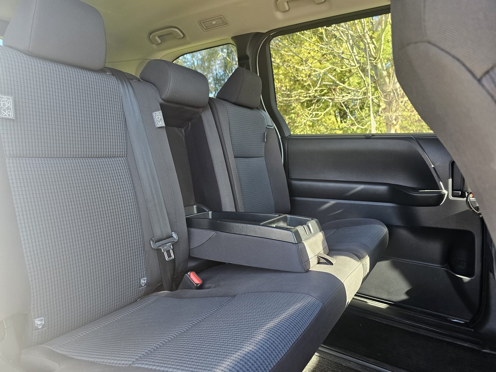 Toyota Noah 1.8h Auto Hybrid 8 Seater MPV ACC